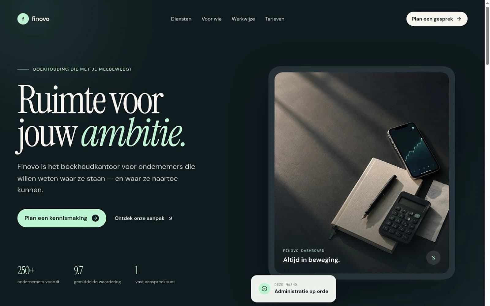 Donkergroene homepage van de Finovo Boekhoudkantoor demo website met administratie en groeigrafiek