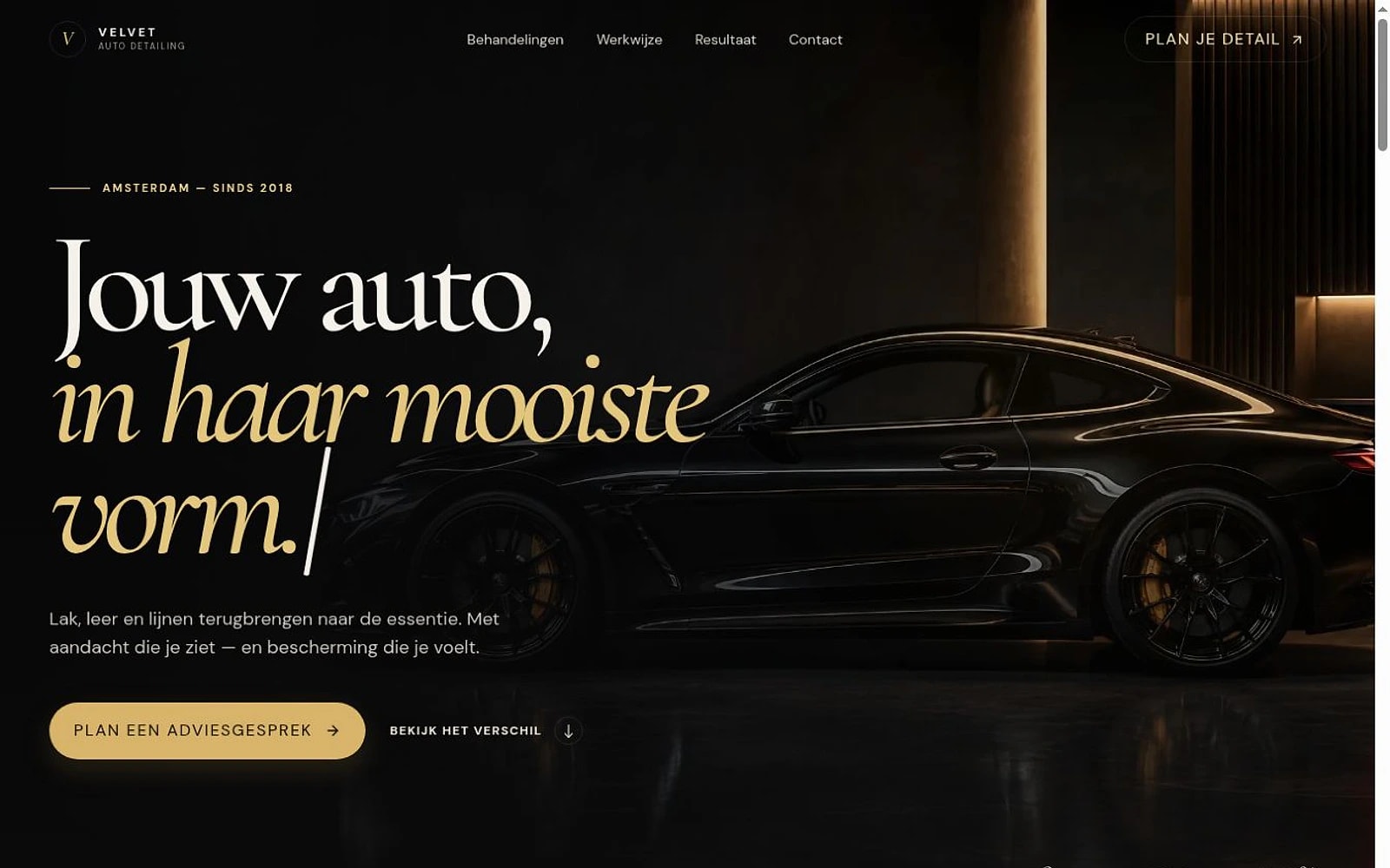 Donkere luxe homepage van de Velvet Auto Detailing demo website met een zwarte sportauto